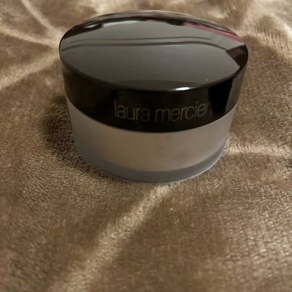 Laura Mercier Translucent Loose Setting Powder - Picture 2 of 5